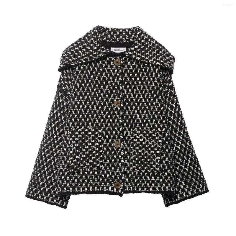 Romy Strickjacke in Schwarz mit geometrischem Muster und Knopfverschluss.