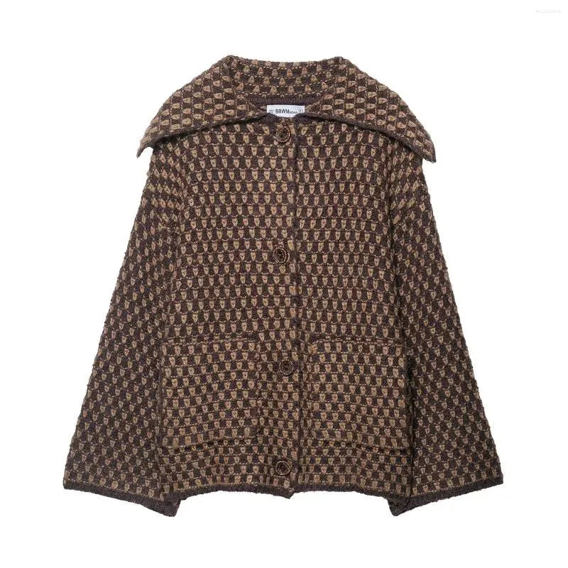 Romy Strickjacke in Braun mit geometrischem Muster und Knopfverschluss.