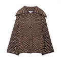 Romy Strickjacke in Braun mit geometrischem Muster und Knopfverschluss.