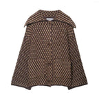 Romy Strickjacke in Braun mit geometrischem Muster und Knopfverschluss.